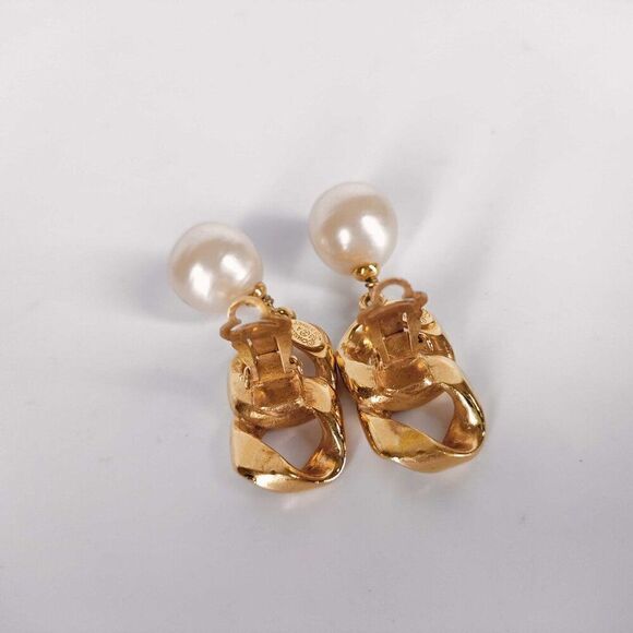 Pristine Vintage Chanel Gold-Plated Clip On Earrings with Drop Baroque Pearls - Picture 6 of 11